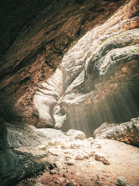 Focalizzazione morbida. Gola di Saltinskij con la luce del sole in Daghestan. Vista verticale.