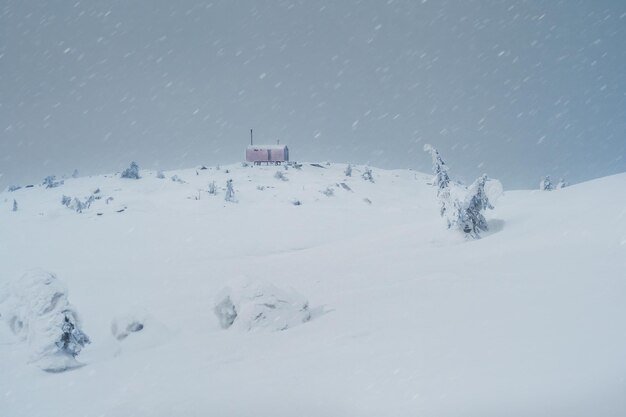 Focalizzazione morbida. Orario invernale. Cabine in inverno. Dubldom sulla montagna Volodyanaya Kandalaksha, regione di Murmansk in Russia.