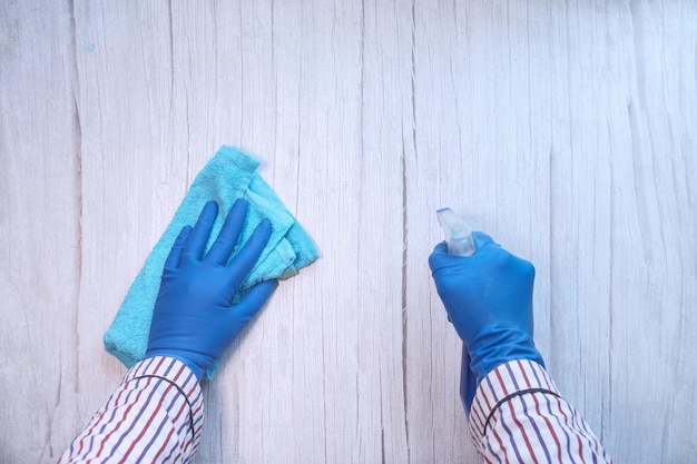 Focalizzazione selettiva mano in guanti di gomma blu con bottiglia spray