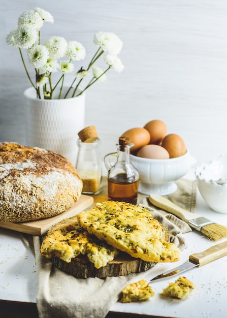 Foccacia, focaccia, uova, olio, sesamo.