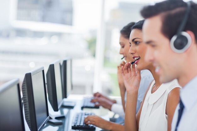 Focus di sorridente agente del call center