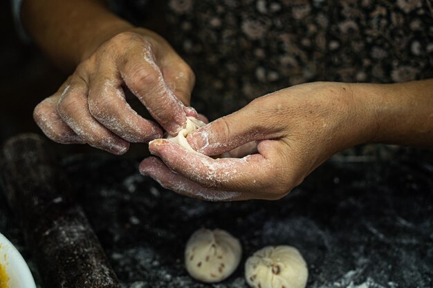 Focus donna impastatrice a mano per ciambella cava vietnamita Sono fatti con acqua di farina di riso