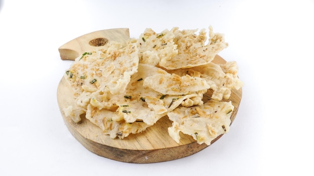 Focus selettivo di Rempeyek o Peyek Rebon è un cracker giavanese salato fritto a base di farina di riso e Udang Rebon isolato su bianco