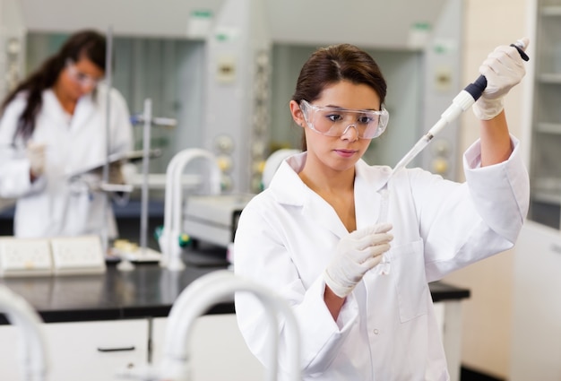 Focus studente versando il liquido in un tubo