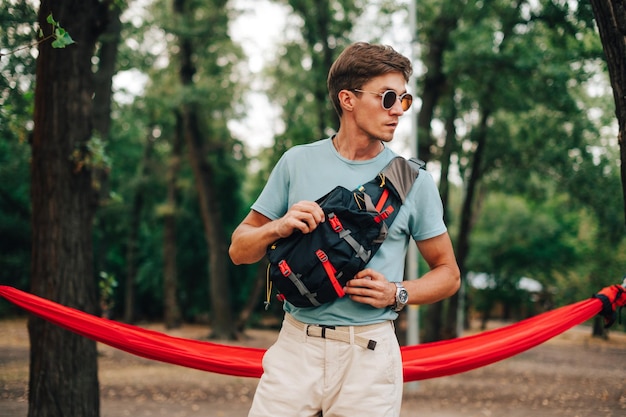 Focus sulla borsa Giovane alla moda in abiti casual e con un marsupio