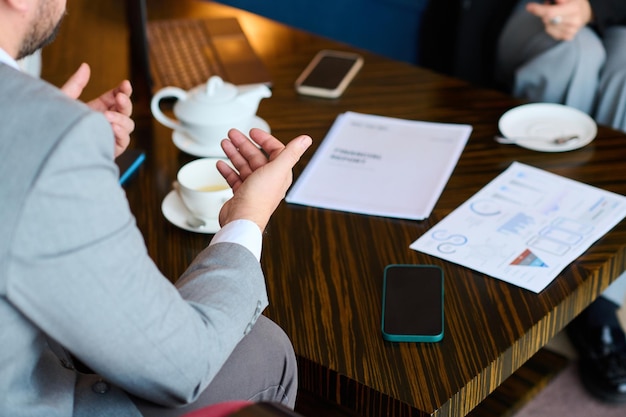 Focus sulla mano dell'uomo d'affari durante la comunicazione con il collega