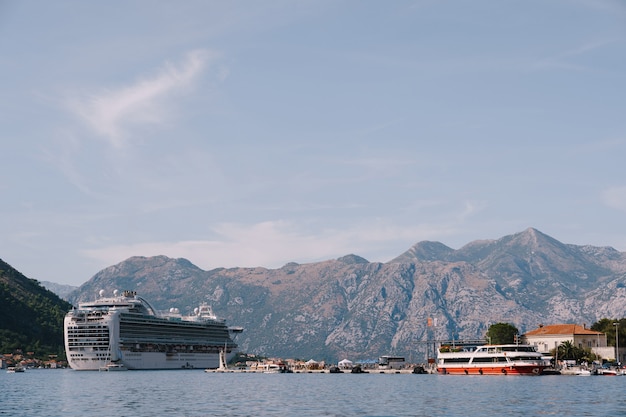 Fodera nel golfo di Kotor in montenegro sullo sfondo di montagne e cielo blu con nuvole