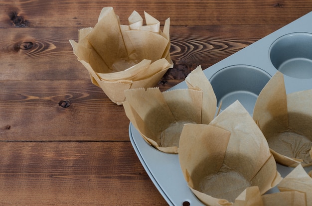 Fogli da forno in un vassoio per muffin