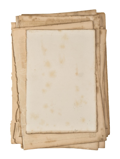 Fogli di carta usati. Vecchie pagine di libri con bordi isolati su sfondo bianco