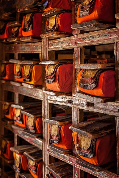 Fogli di manoscritti nel monastero buddista tibetano