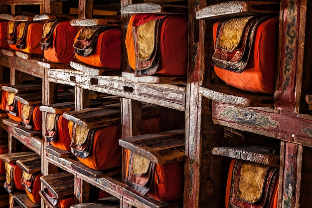 Fogli di manoscritti nel monastero buddista tibetano