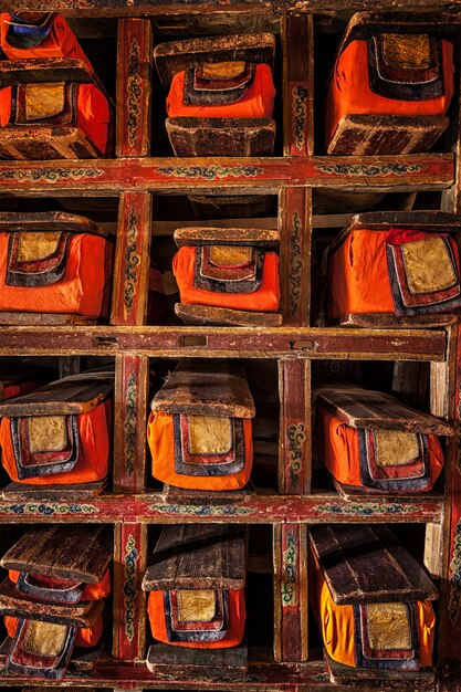 Fogli di manoscritti nel monastero buddista tibetano