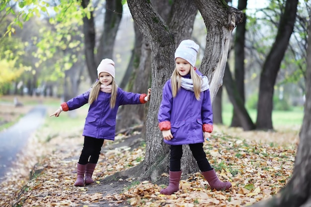 Foglia caduta nel parco Bambini per una passeggiata nel parco autunnale Famiglia Fall Happiness