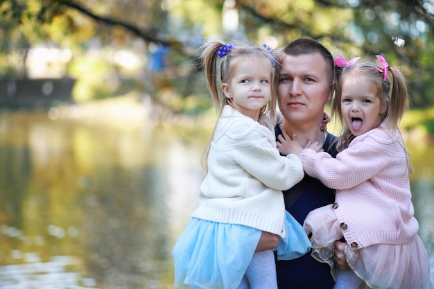 Foglia caduta nel parco Bambini per una passeggiata nel parco autunnale Famiglia Fall Happiness