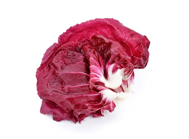 Foglia del radicchio isolata su bianco