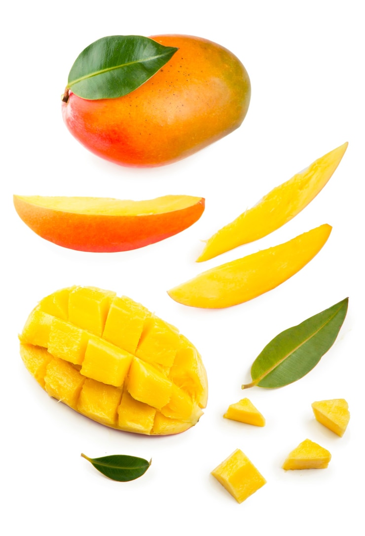 Foto foglia di mango isolato su bianco tracciato di ritaglio isolato