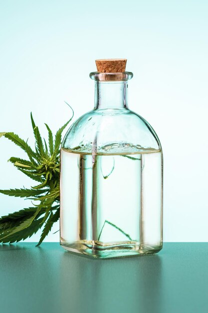 Foglia di marijuana e olio in una bottiglia Medicina alternativa o concetto di prodotto farmaceutico