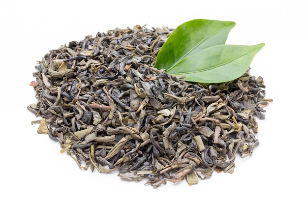 Foglia di tè verde bio isolata su bianco