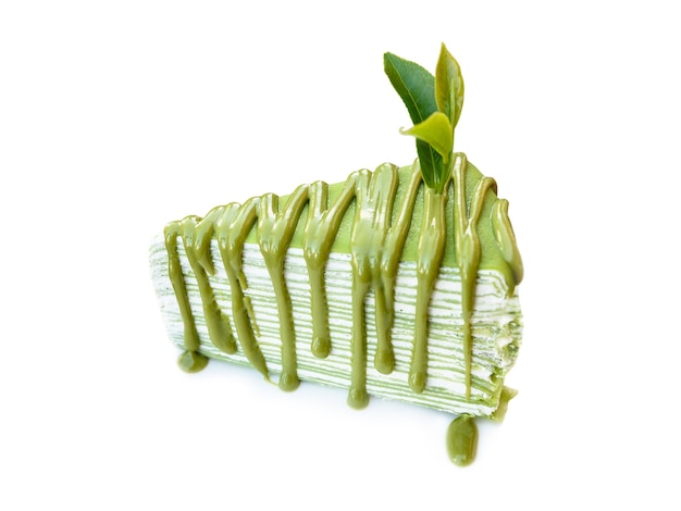 Foglia di tè verde chiusa sulla torta con tè verde matcha, isolato su sfondo bianco