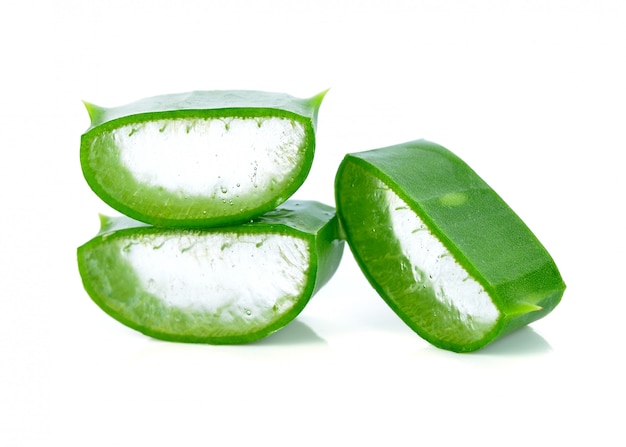 Foglia fresca dell&#39;aloe vera isolata su fondo bianco