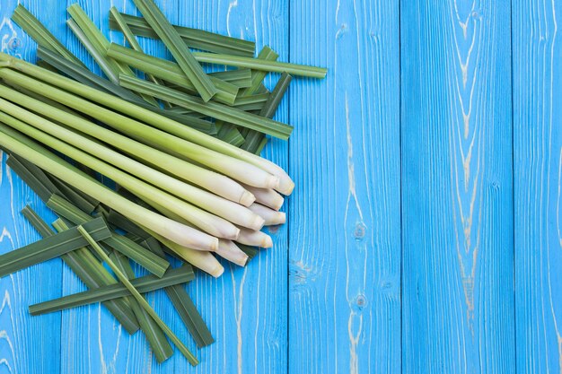 Foglia fresca dell&#39;erba della citronella o della citronella su struttura di legno blu