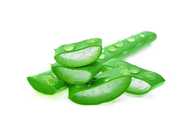 Foglia fresca di aloe vera con goccia d'acqua isolata.