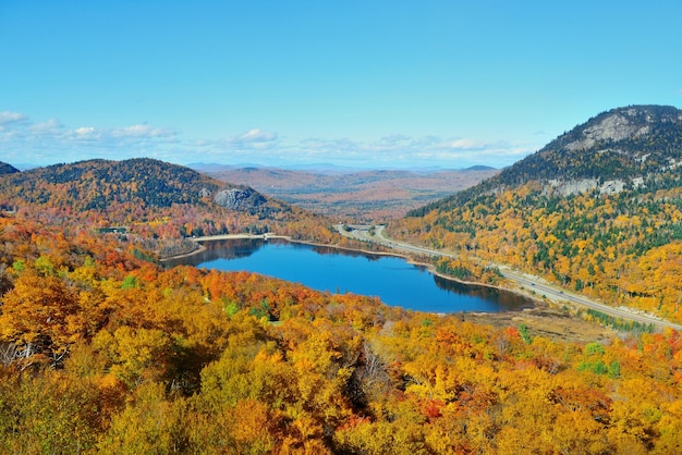 Fogliame autunnale con vista aerea del lago nell'area del New England.