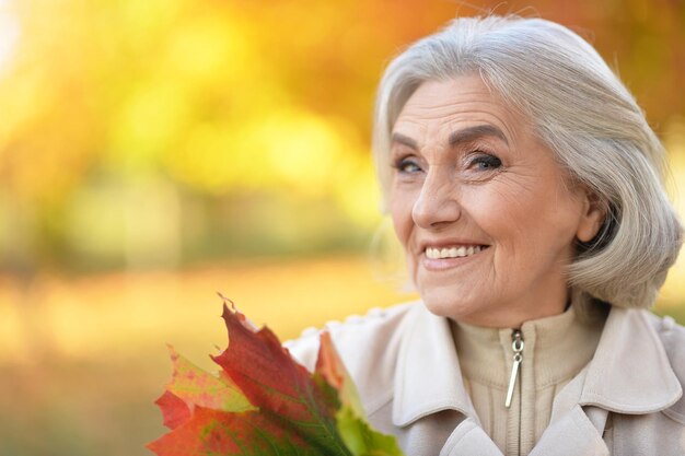 Foglie di autunno della holding della donna