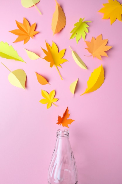 Foglie di autunno fatte di carta sul rosa