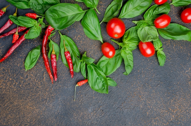 Foglie di basilico verde, pomodorini e spezie pepe