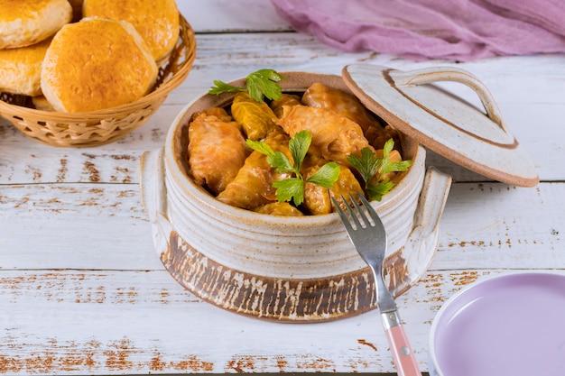 Foglie di cavolo ripiene con carne macinata e riso.