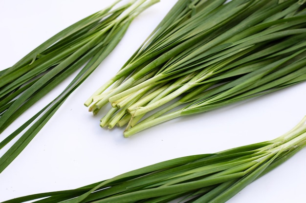 Foglie di erba cipollina cinese fresca su sfondo bianco