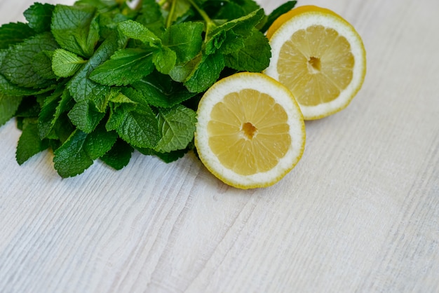 Foglie di menta e limone succosi freschi