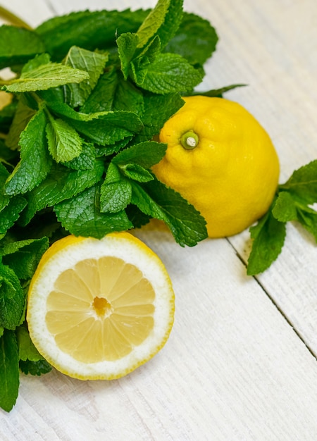 Foglie di menta e limone succosi freschi