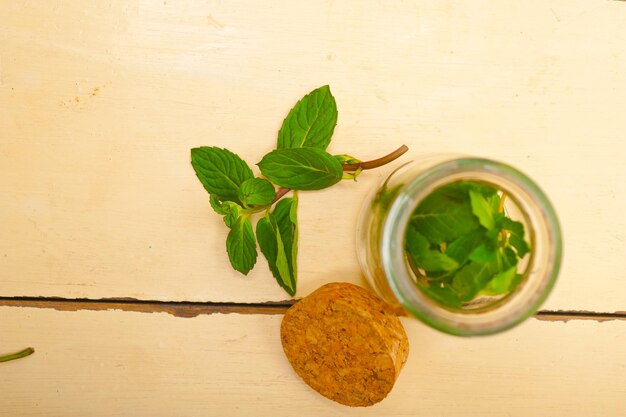 Foglie di menta fresca su un barattolo di vetro