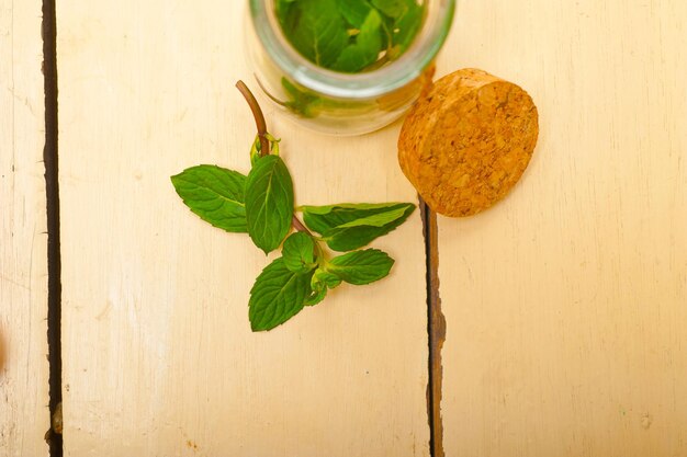 Foglie di menta fresca su un barattolo di vetro