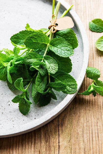 Foglie di menta verde fresca nel piatto