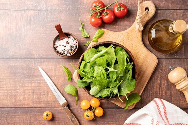 Foglie di rucola fresca in una ciotola marrone con verdure fresche