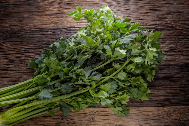 Foglie di sedano. Foglie di sedano su tavola in rovere rustico.