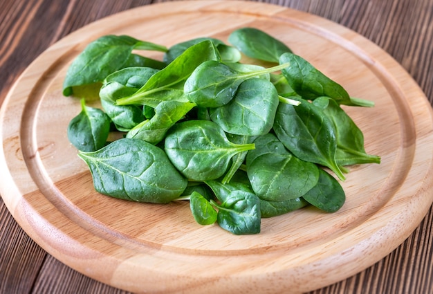 Foglie di spinaci freschi sulla tavola di legno