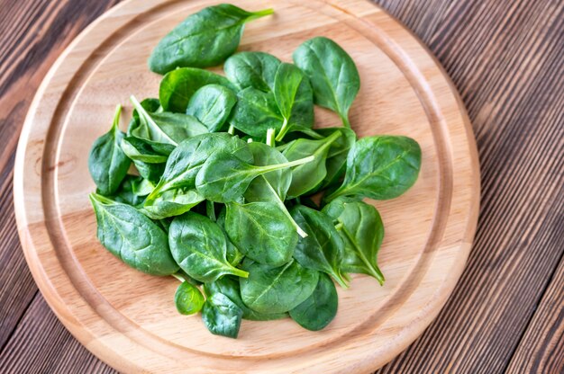 Foglie di spinaci freschi sulla tavola di legno