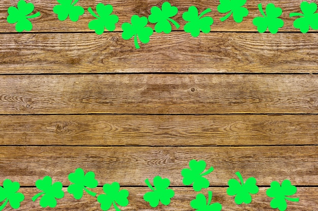 Foglie di trifoglio di carta sul vecchio legno