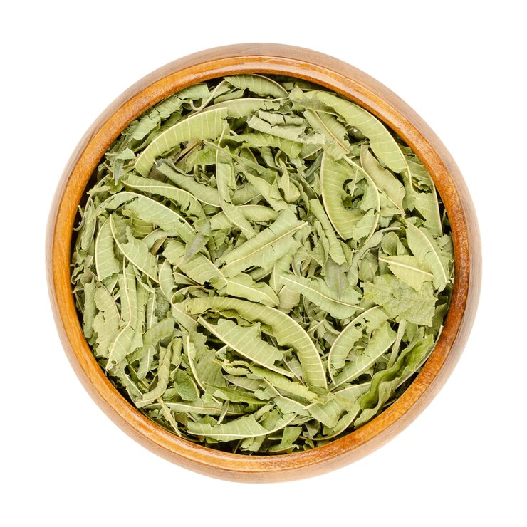 Foglie di verbena al limone essiccate in una ciotola di legno