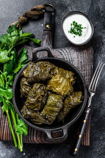 Foglie di vite ripiene Dolma con riso e carne