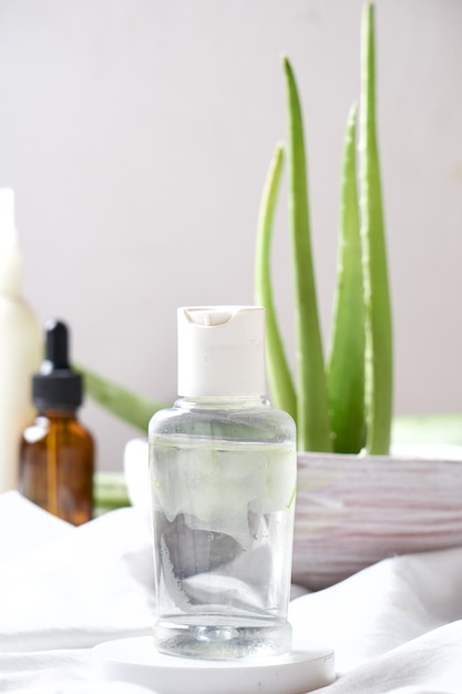 Foglie e fette di aloe vera fresche con gocce d'acqua su fondo di legno. concetto di medicina naturale