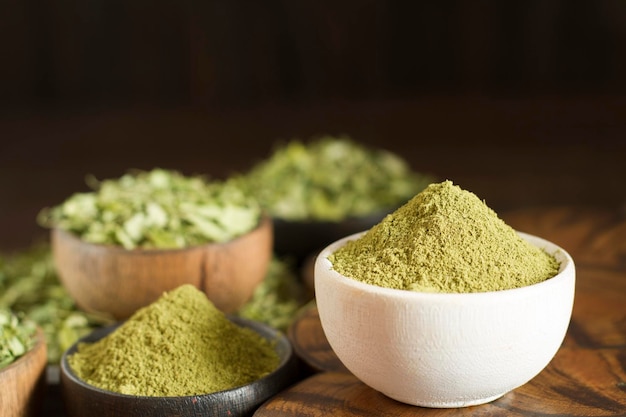 Foglie e polvere di moringa super food e medicina naturale Moringa oleifera