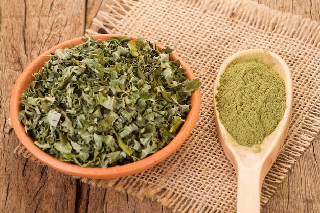 Foglie e polvere di moringa super food e medicina naturale Moringa oleifera