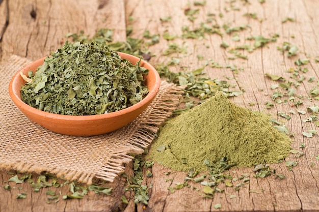 Foglie e polvere di moringa super food e medicina naturale Moringa oleifera