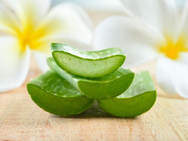 Foglie fresche dell'aloe sulla tavola di legno