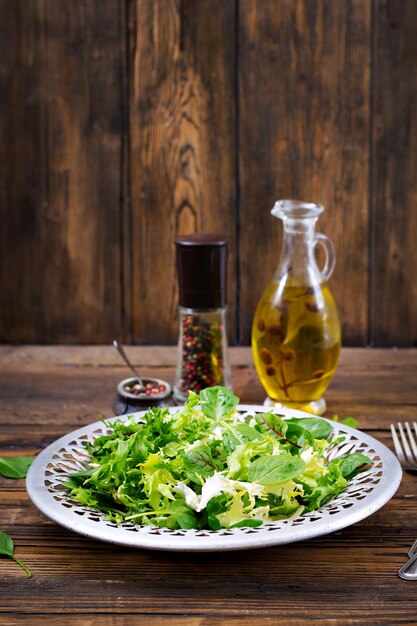 Foglie fresche dell'insalata della miscela in una ciotola